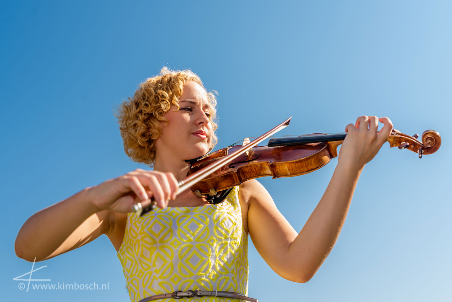 Eva, Violinist